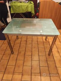 Tavolo in vetro con gambe in acciaio