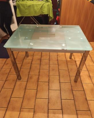 Tavolo in vetro con gambe in acciaio