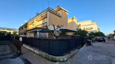 VILLA A SCHIERA A TERRACINA