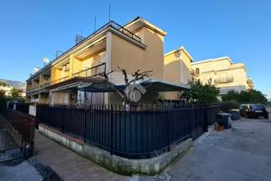 VILLA A SCHIERA A TERRACINA