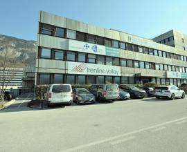 Via trener ampio ufficio con 7 posti auto