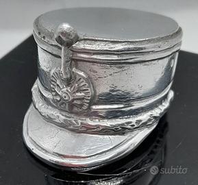 kepi militare in metallo  fermacarte cm.10x10