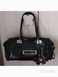 Borsa Guess bauletto nera lucida