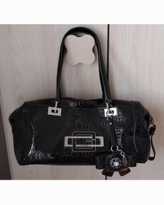 Borsa Guess bauletto nera lucida