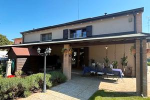 Porzoine di bifamiliare con ampio giardino