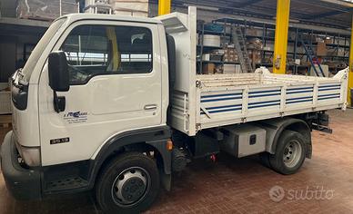 Nissan Cabstar con cassone ribaltabile trilaterale