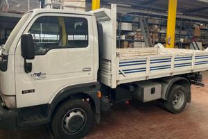 Nissan Cabstar con cassone ribaltabile trilaterale