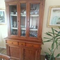 Credenza in legno massello e tavolo con sedie