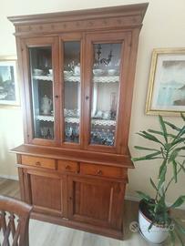 Credenza in legno massello e tavolo con sedie