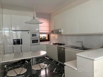 Cucina completa di elettrodomestici