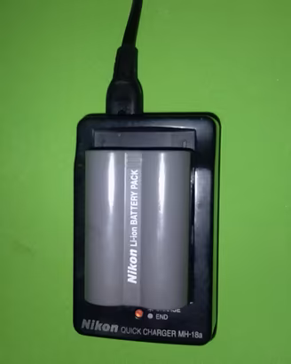 caricabatterie Nikon MH 18a più batteria 