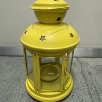 Lanterna gialla con piccolo difetto