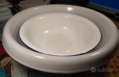 Catini n° 2 smaltati bianco con bordino nero e blu