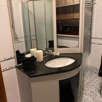 Mobile bagno con lavandino e specchio