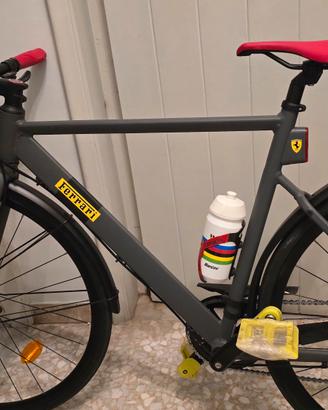 Bici Elops Speed 900 di Decathlon Ferrari 