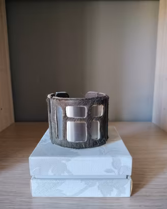 Bracciale rigido in metallo e pelle di cavallino 