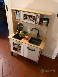 cucina ikea bambini con tavolino e due sedie