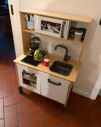 cucina ikea bambini con tavolino e due sedie