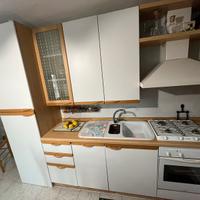 Cucina con elettrodomestici