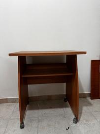 Scrivania con ruote e sottobanco