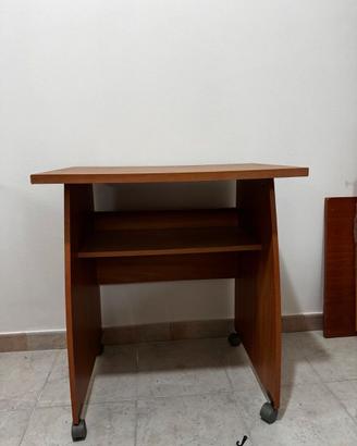 Scrivania con ruote e sottobanco