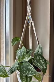 Portavaso appeso con ciondolo in macramè