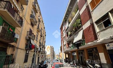 NEGOZIO A NAPOLI