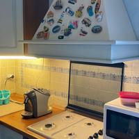 Cucina completa con tavolo e sedie