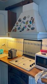 Cucina completa con tavolo e sedie