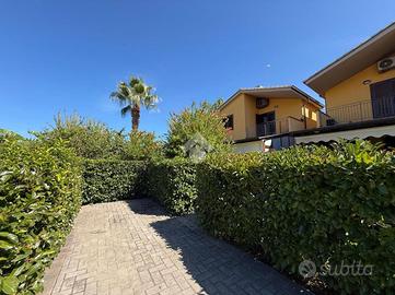 VILLA A SCHIERA A CAMPOFELICE DI ROCCELLA