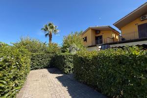 VILLA A SCHIERA A CAMPOFELICE DI ROCCELLA