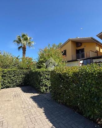 VILLA A SCHIERA A CAMPOFELICE DI ROCCELLA