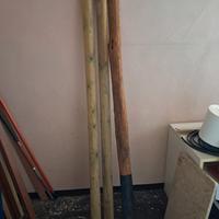 pali vari di legno da giardino
