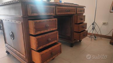 scrivania in legno intagliato 