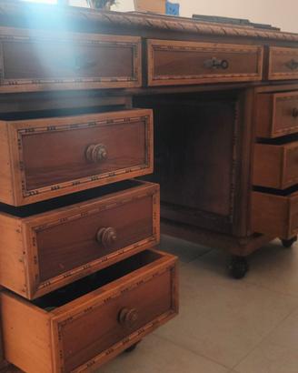 scrivania in legno intagliato 