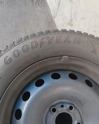 Gomme invernali goodyear con cerchione  da 15