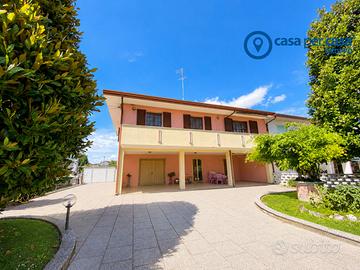 Bifamiliare con ampio giardino e garage