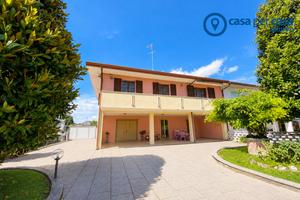 Bifamiliare con ampio giardino e garage