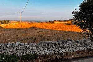 ? Casa di campagna con due fabbricati e terreno e