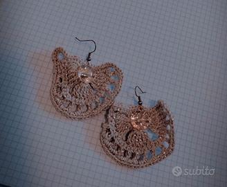 Orecchini fatti a mano all'uncinetto