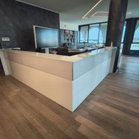 Bancone reception design in vetro retroilluminato