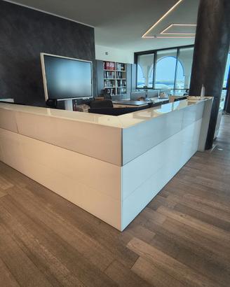 Bancone reception design in vetro retroilluminato