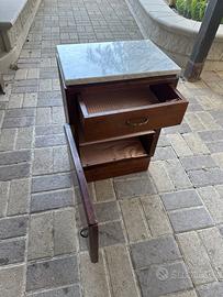 Comodini vintage in legno con piani in marmo