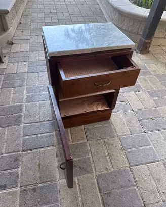 Comodini vintage in legno con piani in marmo