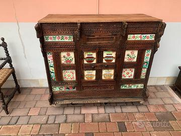 Credenza o madia con vecchie maioliche