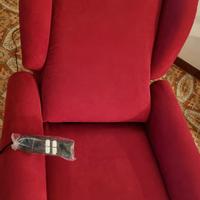 Poltrona relax dotata di meccanismi reclinabili 