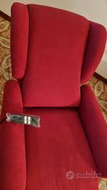 Poltrona relax dotata di meccanismi reclinabili 