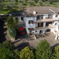 Villa bifamiliare divisa in due appartamenti