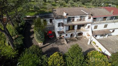 Villa bifamiliare divisa in due appartamenti