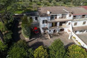Villa bifamiliare divisa in due appartamenti